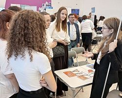 Студенты АГПК на ярмарке трудоустройства в рамках визита министра труда